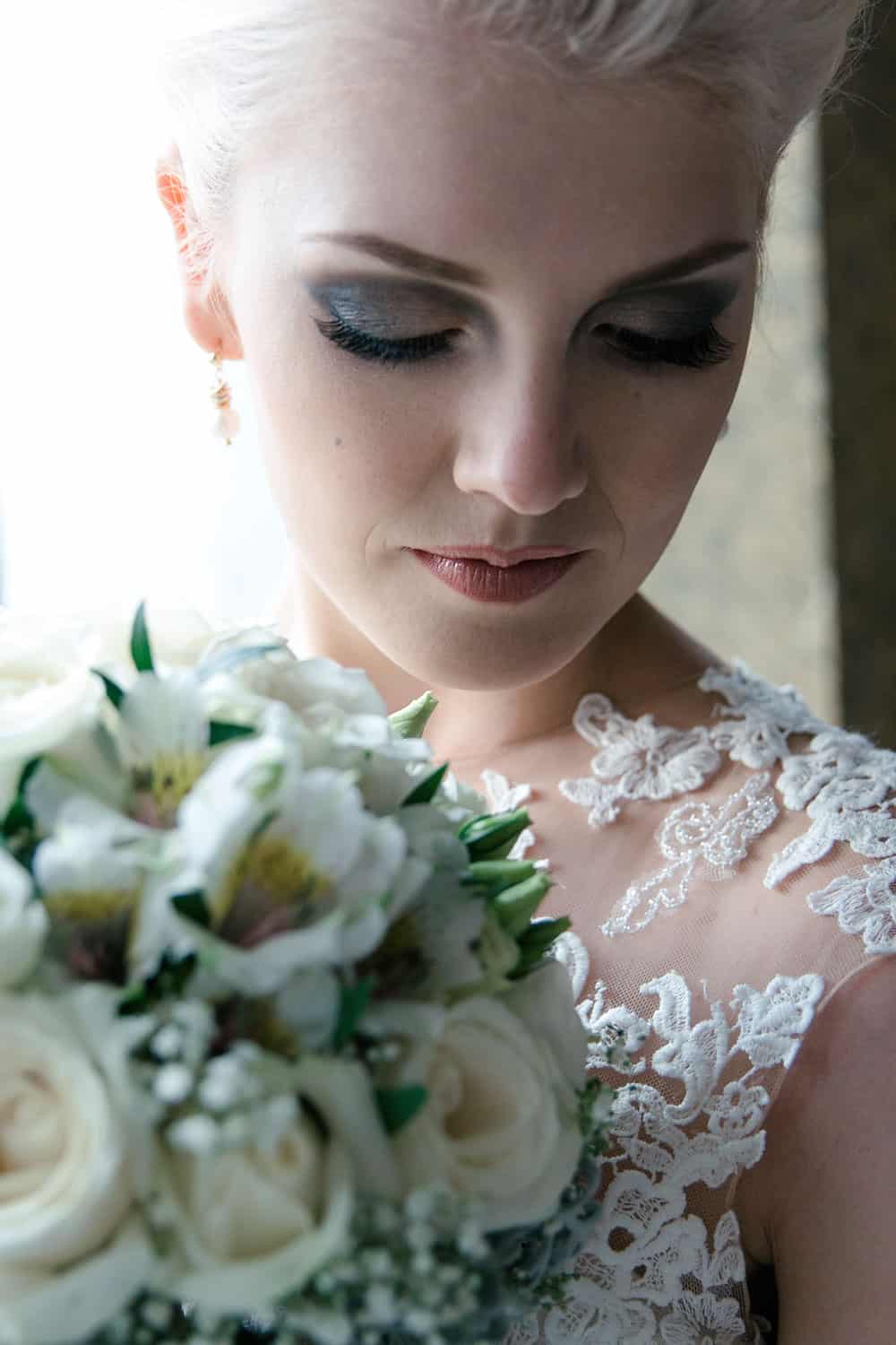 Intensiv geschminktes Braut-Make-up mit grauem Glitzer und goldenen Highlights