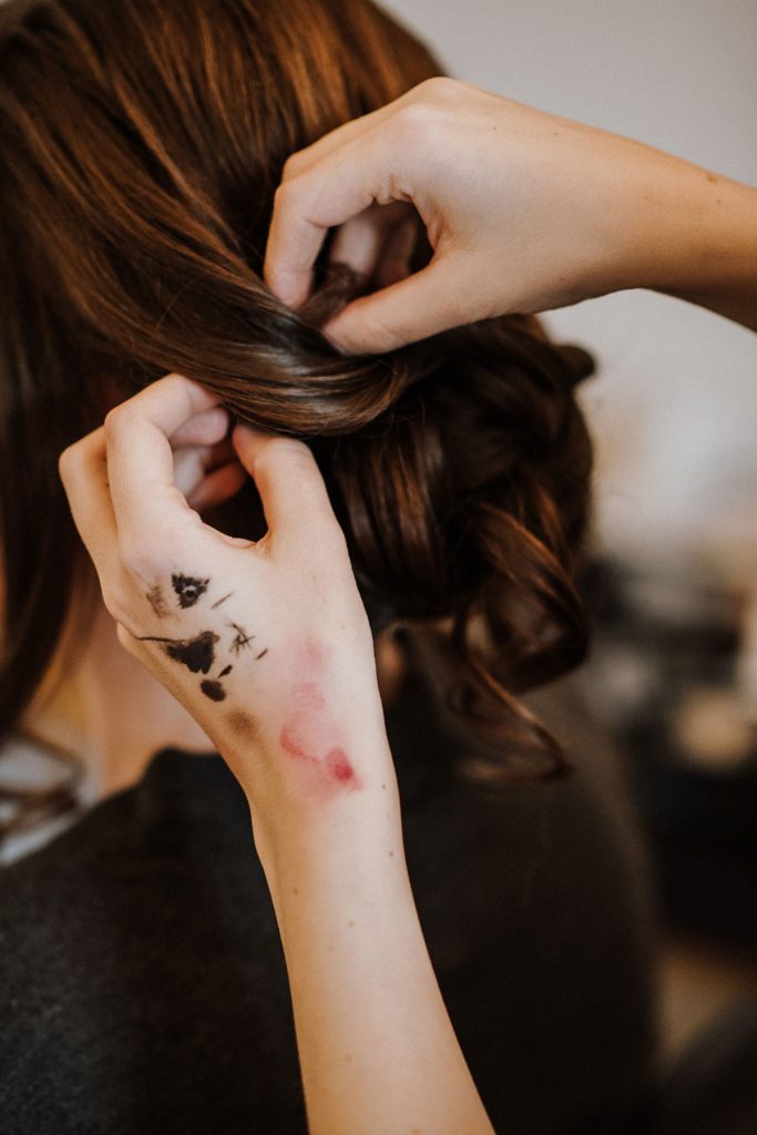 Braut bekommt Vintage-Hochsteckfrisur und Haar glänzt gesund