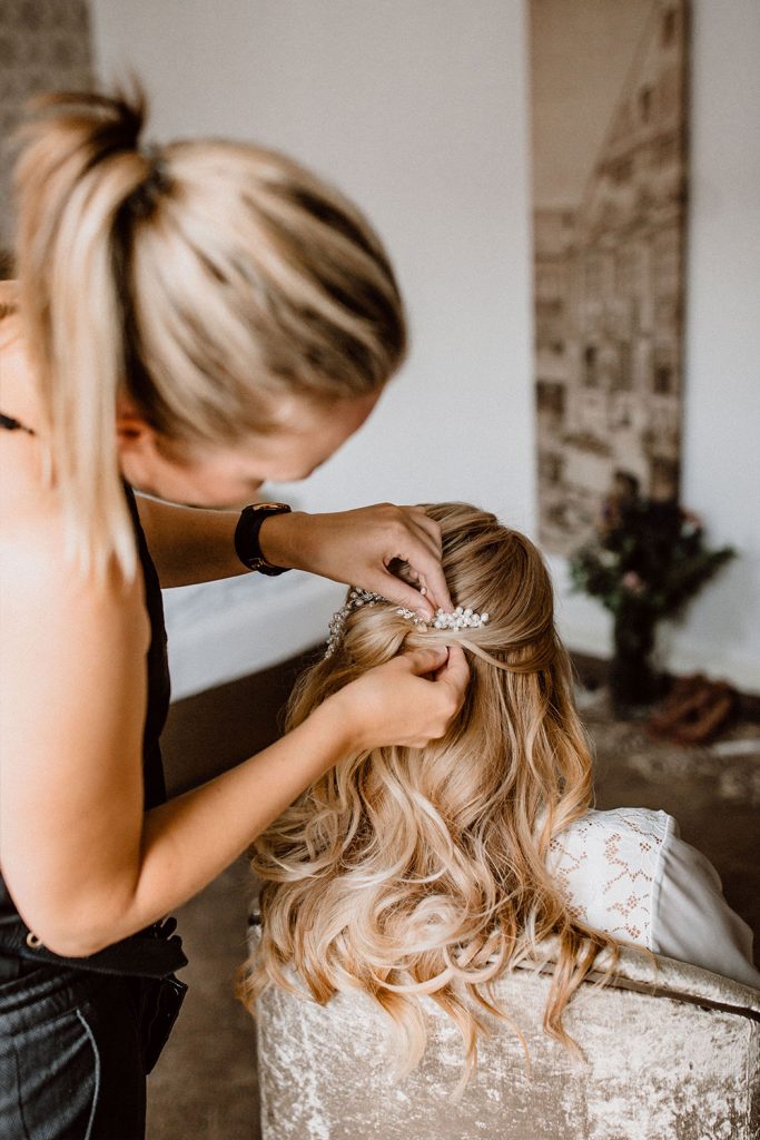Braut Hairstyling im Hotelzimmer