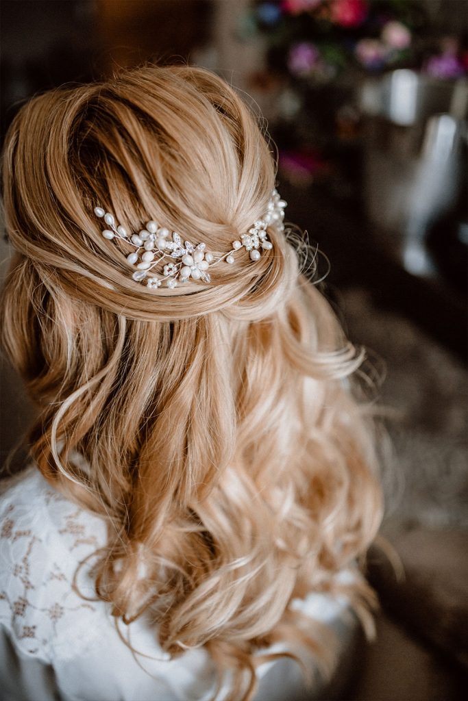 Brautfrisur mit halb offenen blonden Haaren und leichten Wellen