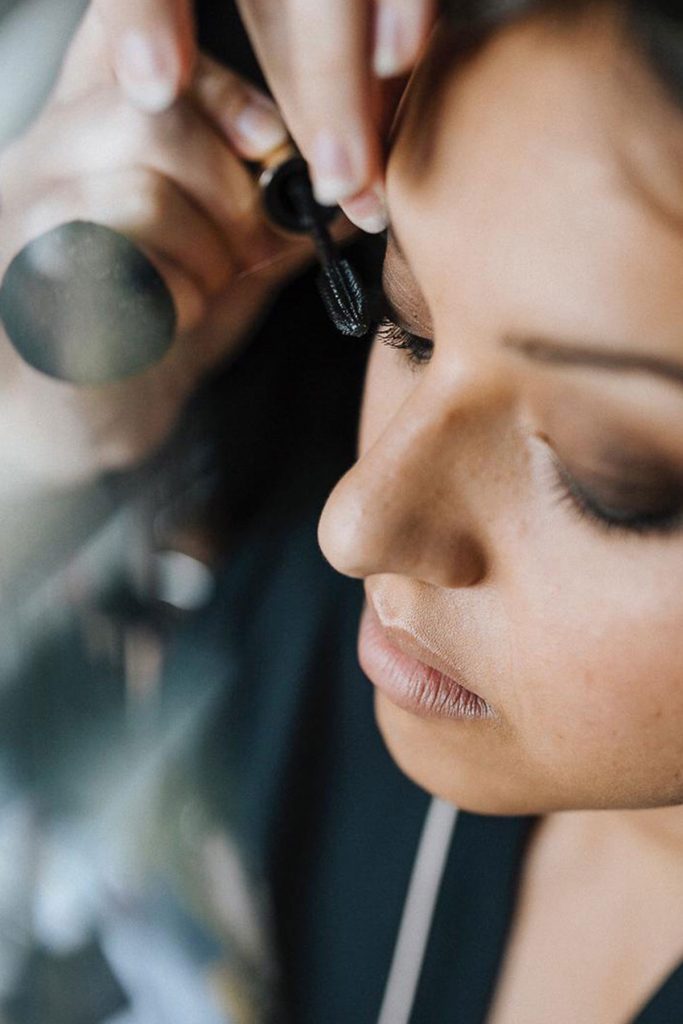 Visagistin schminkt Braut Smokey Eyes