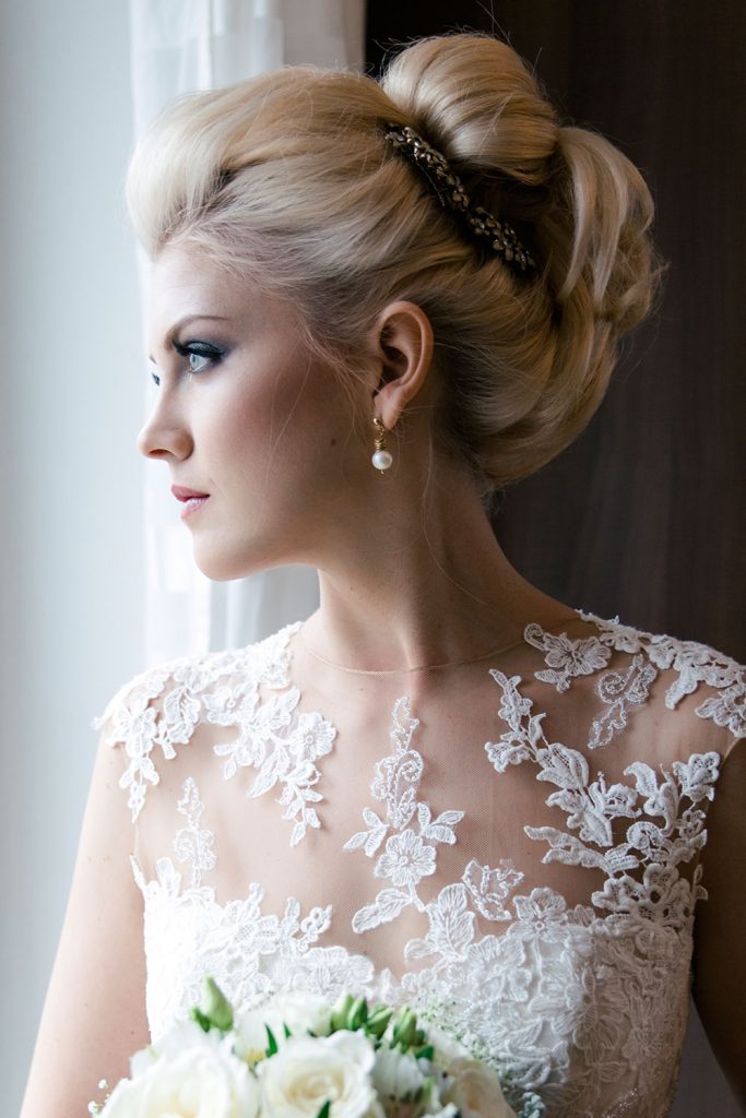 Perfektes Styling von Brautstylistin