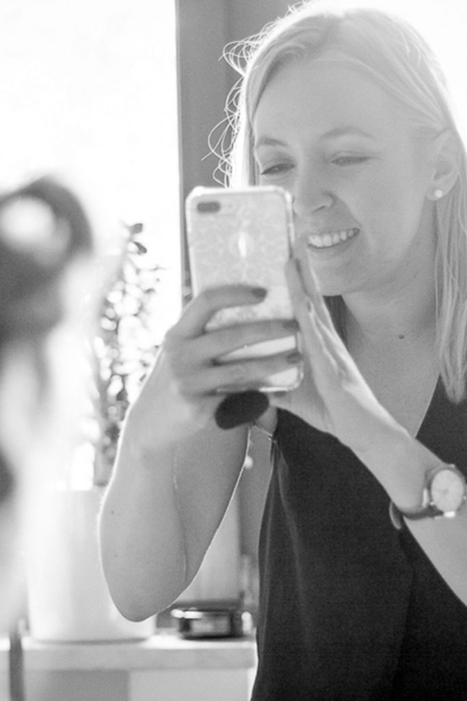 Visagistin dokumentiert das Ergebnis des Probetermins