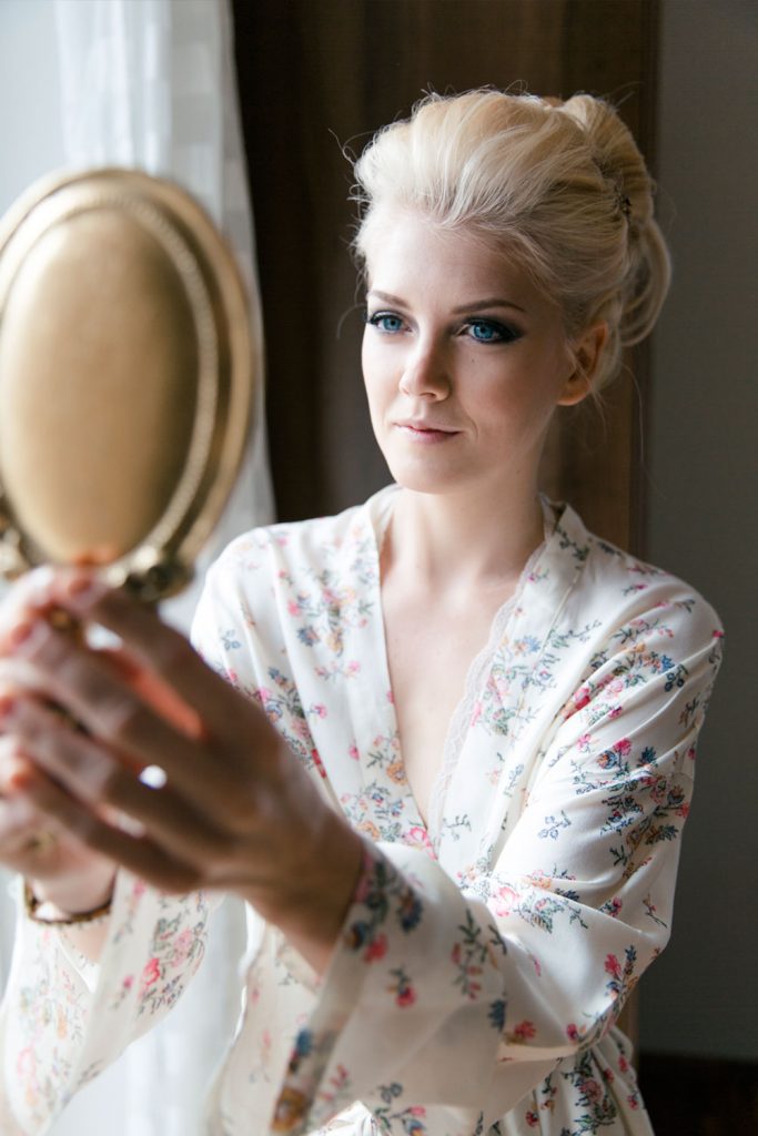 Braut gefällt ihr professionelles Make-up