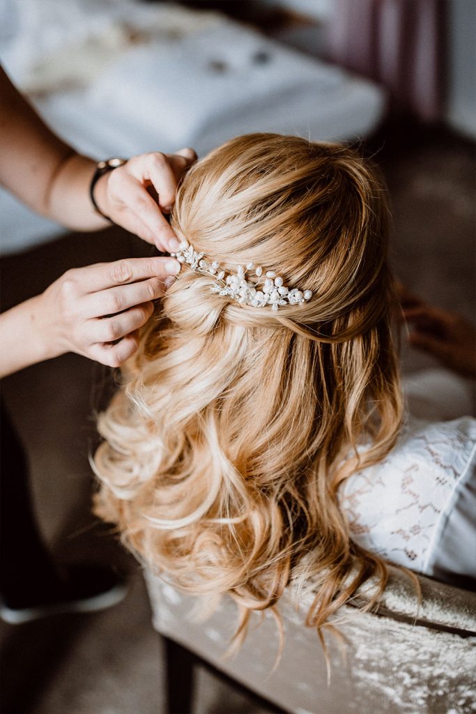 Haarschmuck wird in die Brautfrisur eingearbeitet