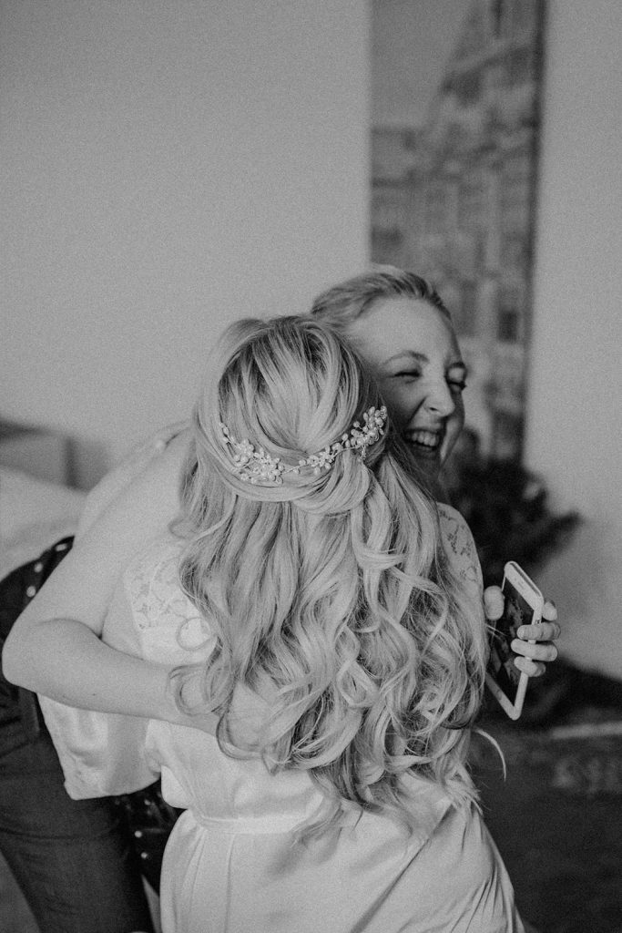Braut drückt ihre Stylistin vor Freude über das Ergebnis