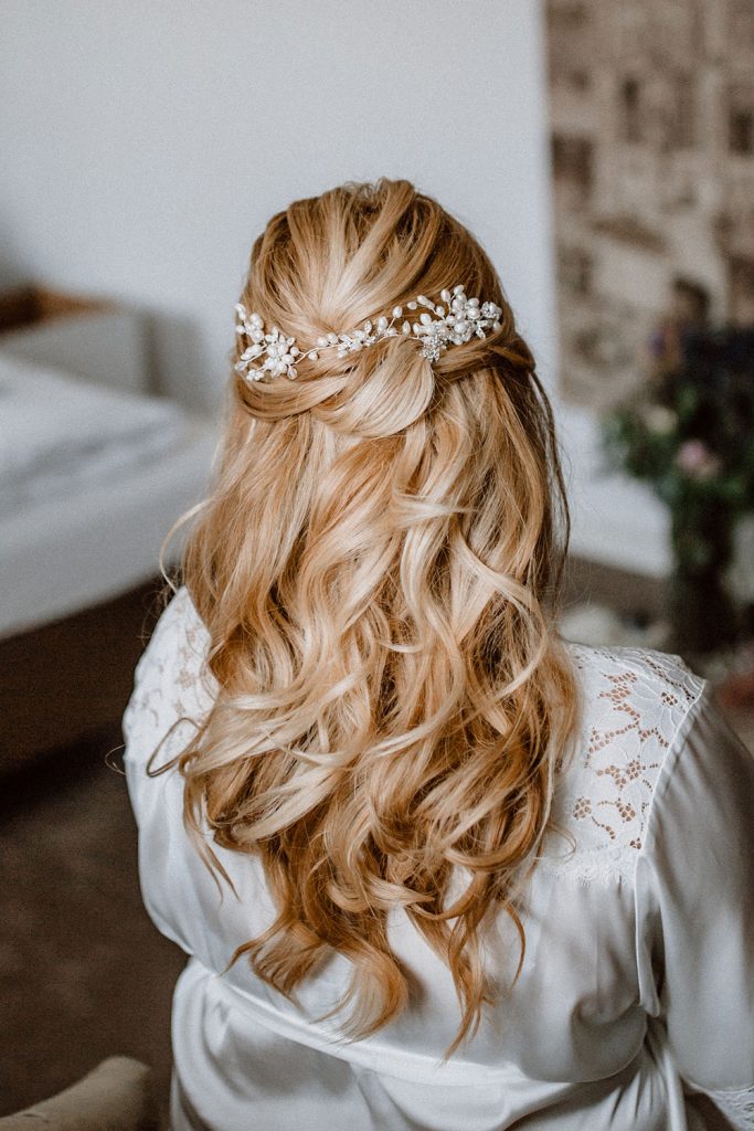 Blonde lange Haare mit leichten Wellen und halb gesteckt