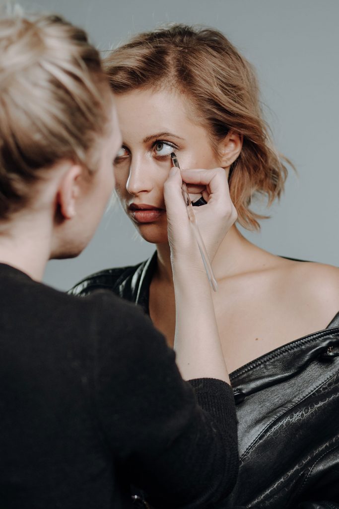 Model bekommt Umstyling während des Beauty Fotoshootings