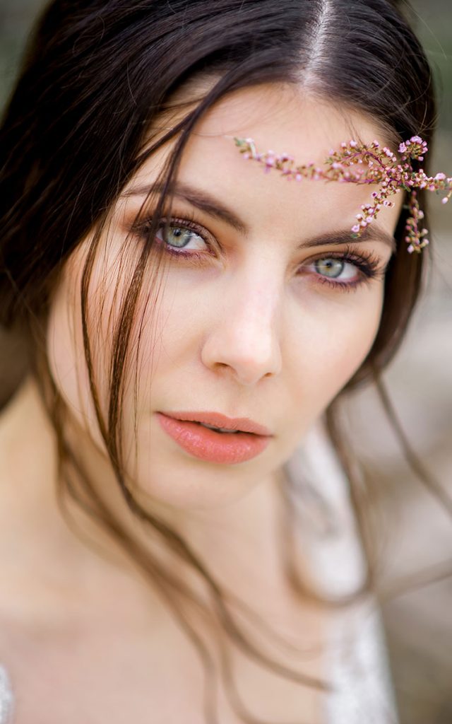 Braut mit grünen Augen und Erika im Haar