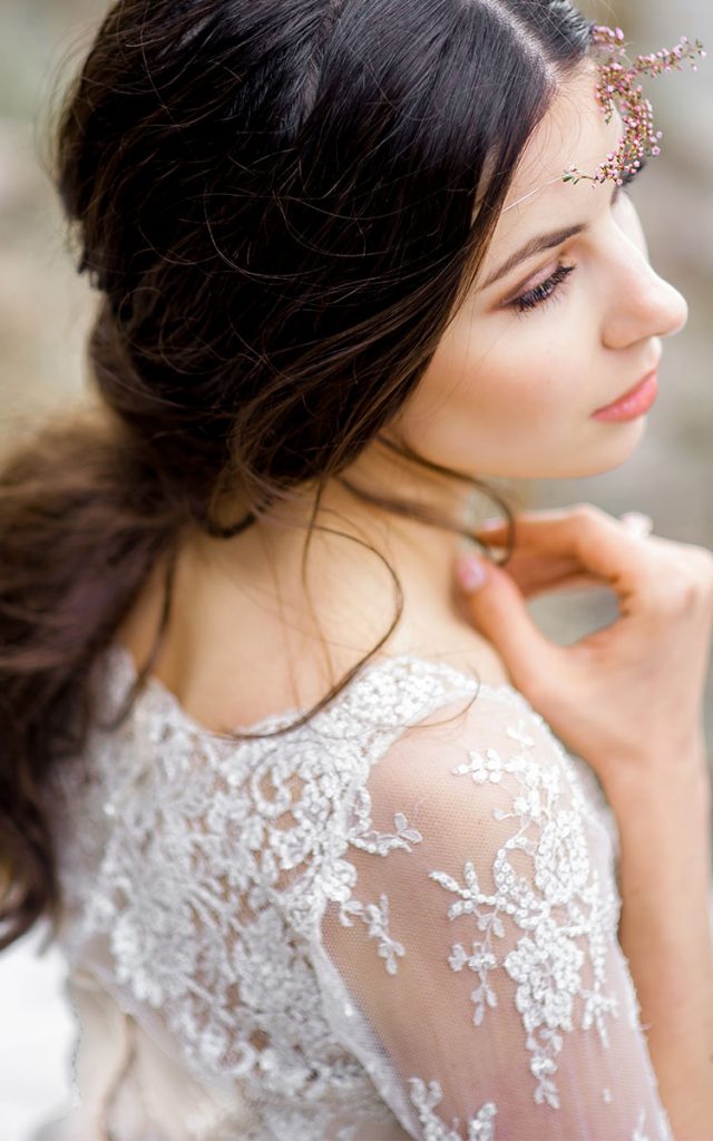 Braut blickt verträumt in die Ferne