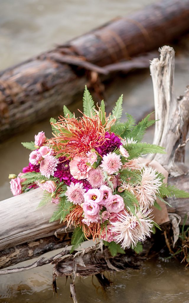 Brautstrauss in Rosétönen auf Treibholz