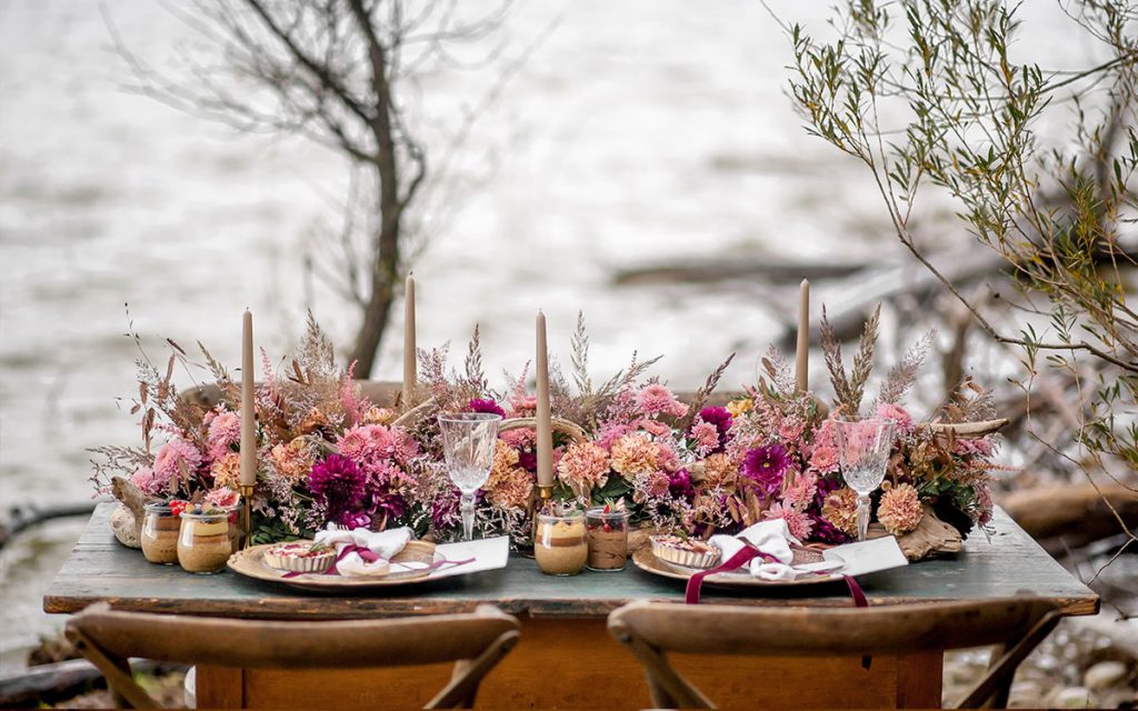 Ein schön geschmückter Brauttisch steht am Ufer des Ammersee
