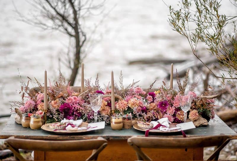 Ein schön geschmückter Brauttisch steht am Ufer des Ammersee