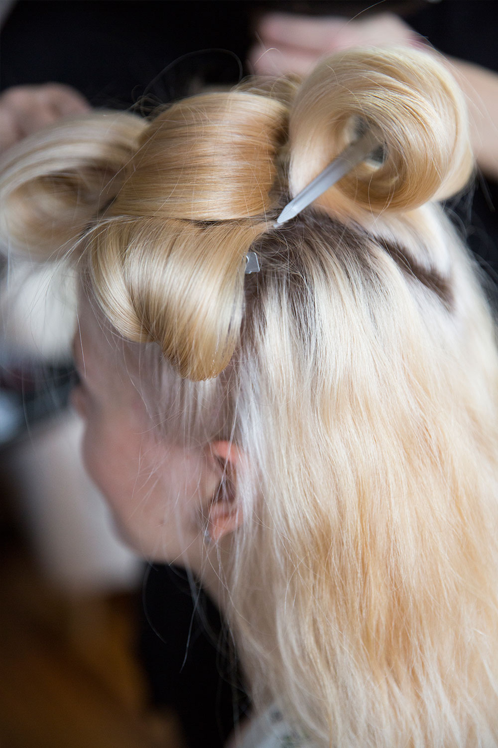 Vorbereitung einer Brautfrisur mit eingedrehten Haarpartien für eine Hochsteckfrisur