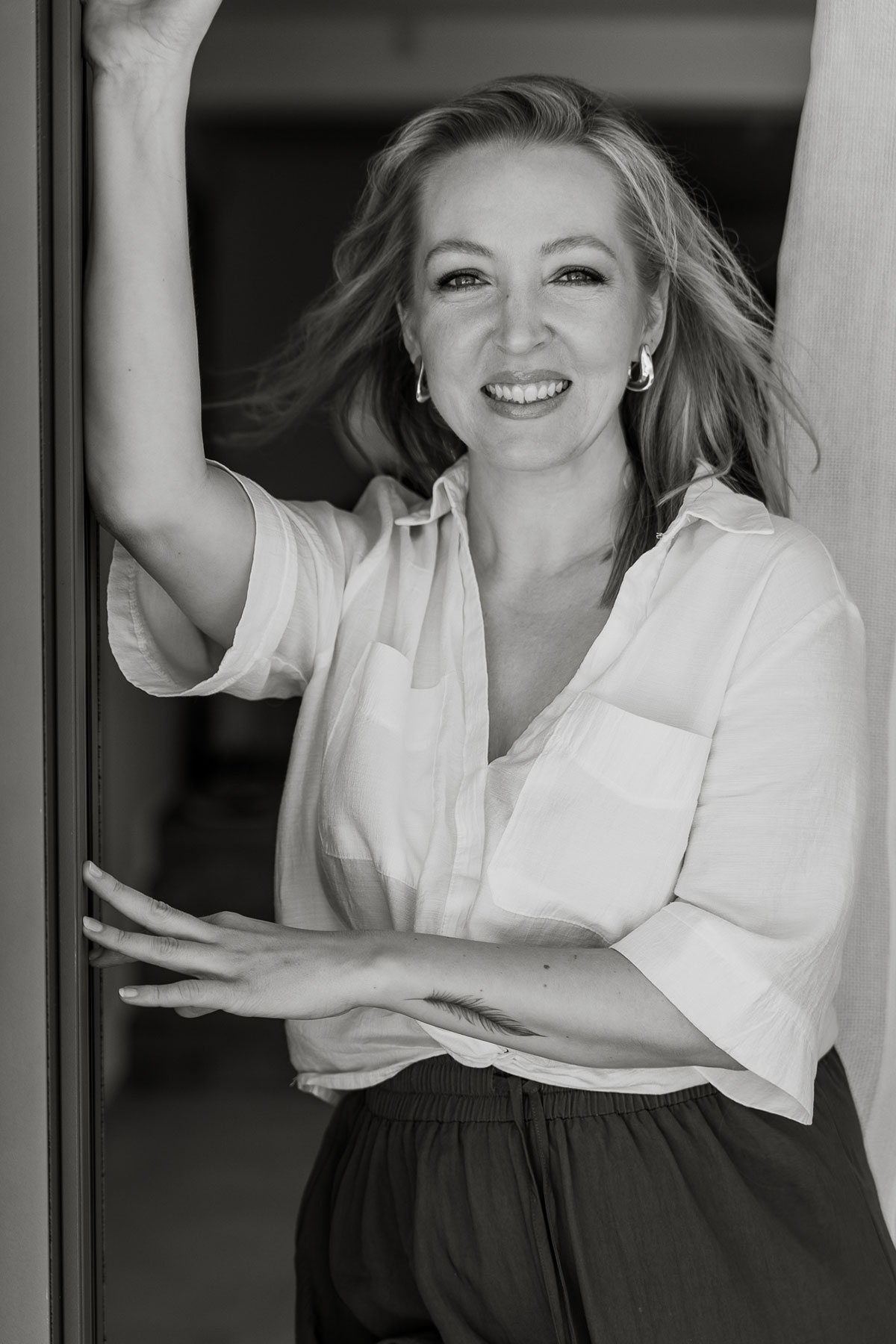 Porträt von Brautstylistin Tanja Naumann. Expertin für Second-Skin Make-up und Hair Styling, ruhig und authentisch.