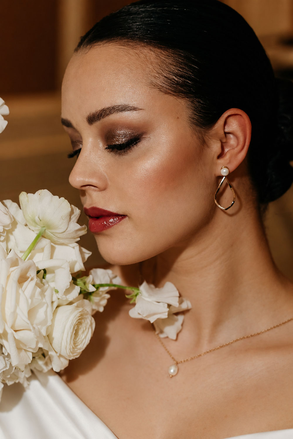 Braut mit Full-Glam-Make-up, intensiven Smokey Eyes und definierten Lippen