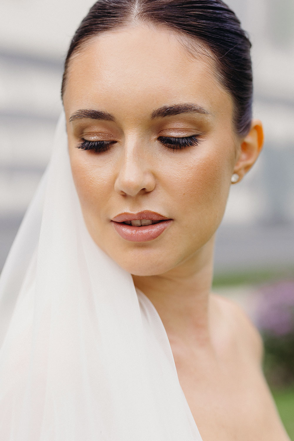 Braut mit natürlichem Braut Make-up, strahlendem Teint und dezent definierten Augen