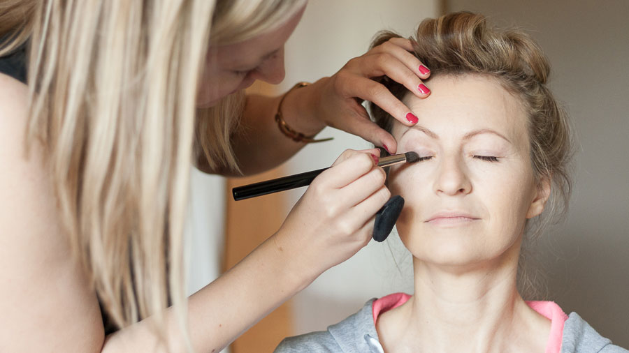 Detailaufnahme beim Augen-Make-up während eines Brautstyling-Probetermins