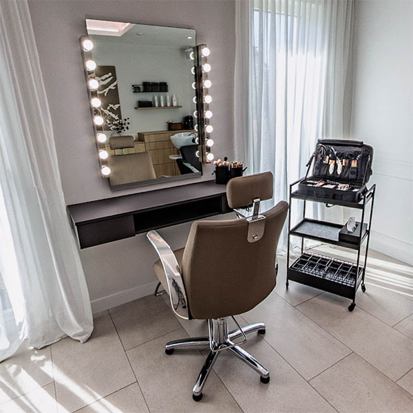 Beleuchteter Schminkplatz im Studio in Augsburg für optimale Lichtverhältnisse beim Make-up-Workshop.