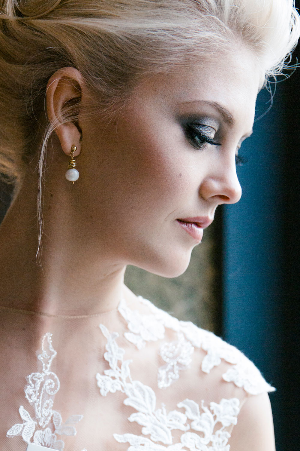 Braut mit natürlichem Braut-Make-up und elegantem Bridal Look