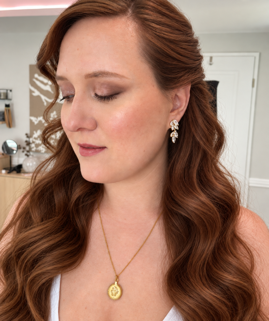 Braut Diana nach ihrem Probetermin mit natürlichem Braut Make-up und offen gestylten Haaren