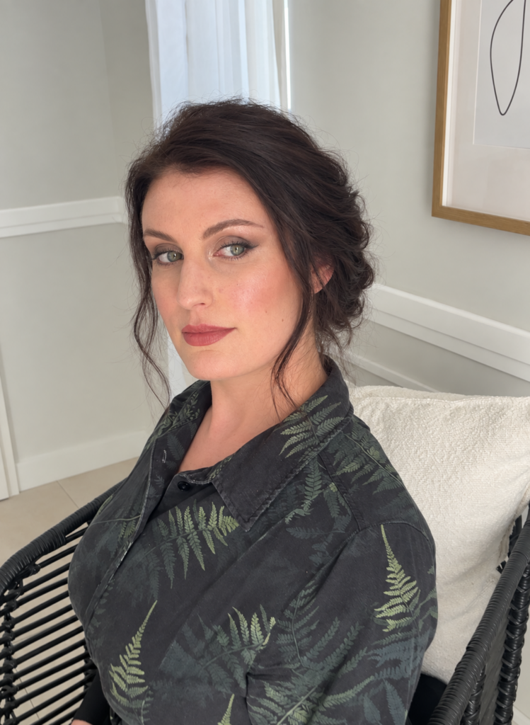 Braut Franziska nach ihrem Probetermin mit Braut Make-up und eleganter Hochsteckfrisur