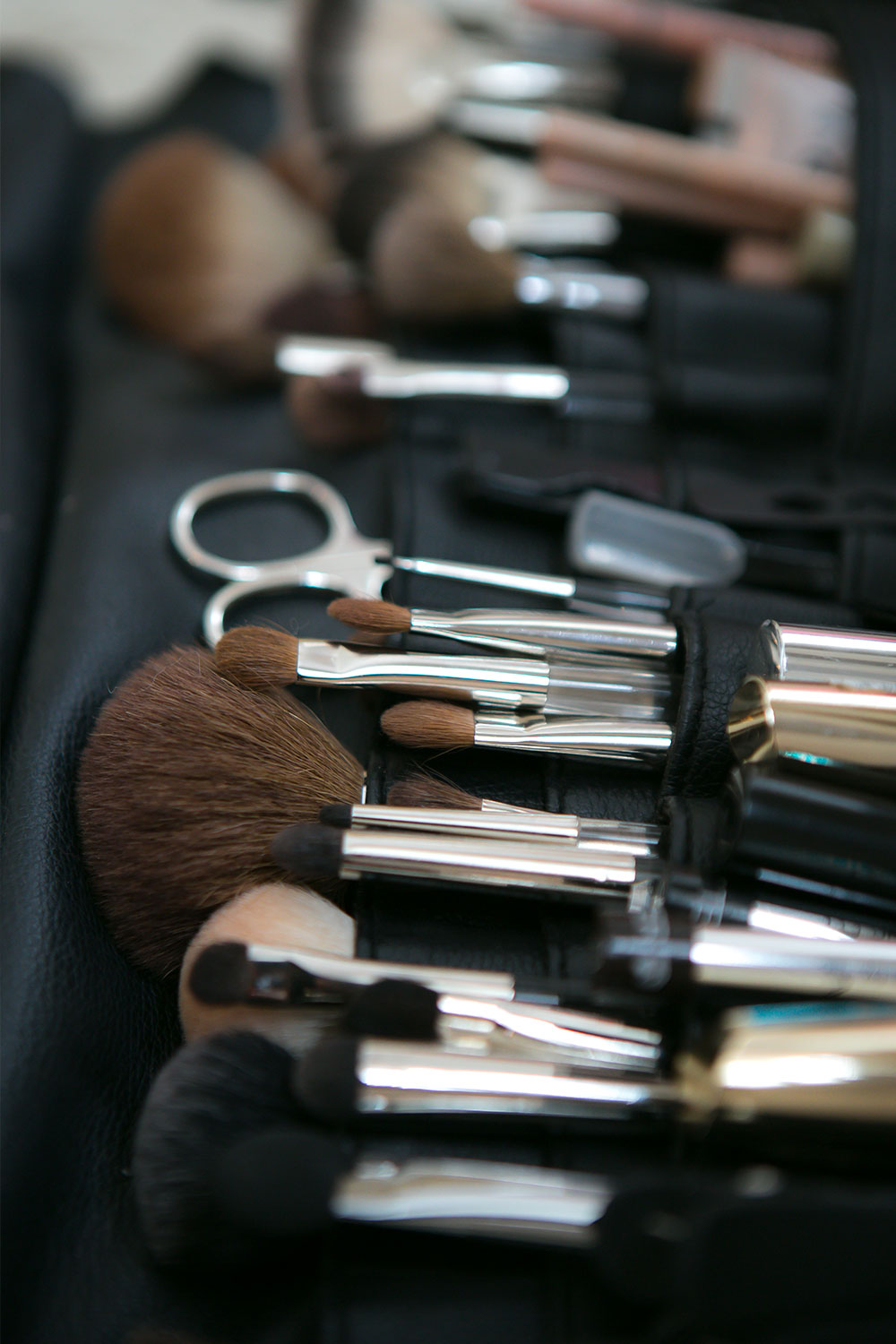 Make-up-Pinsel und professionelle Werkzeuge für ein Brautstyling