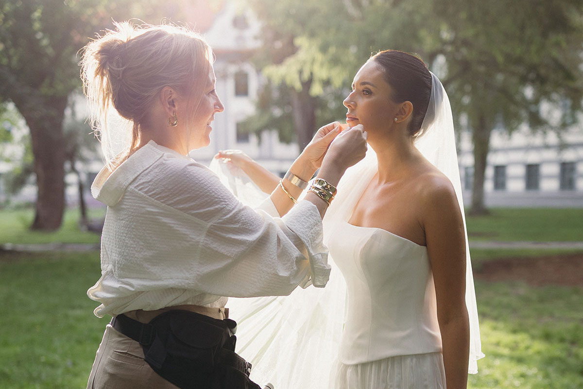 Touch-up Service für die Braut – Tanja Naumann frischt das Braut Make-up während des Hochzeitstags auf