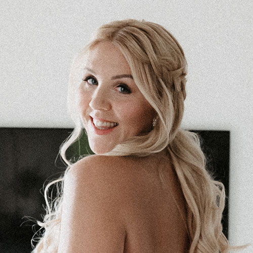 Glückliche Braut nach dem Styling – professionelles Braut-Make-up und Hair-Styling für den Hochzeitstag.