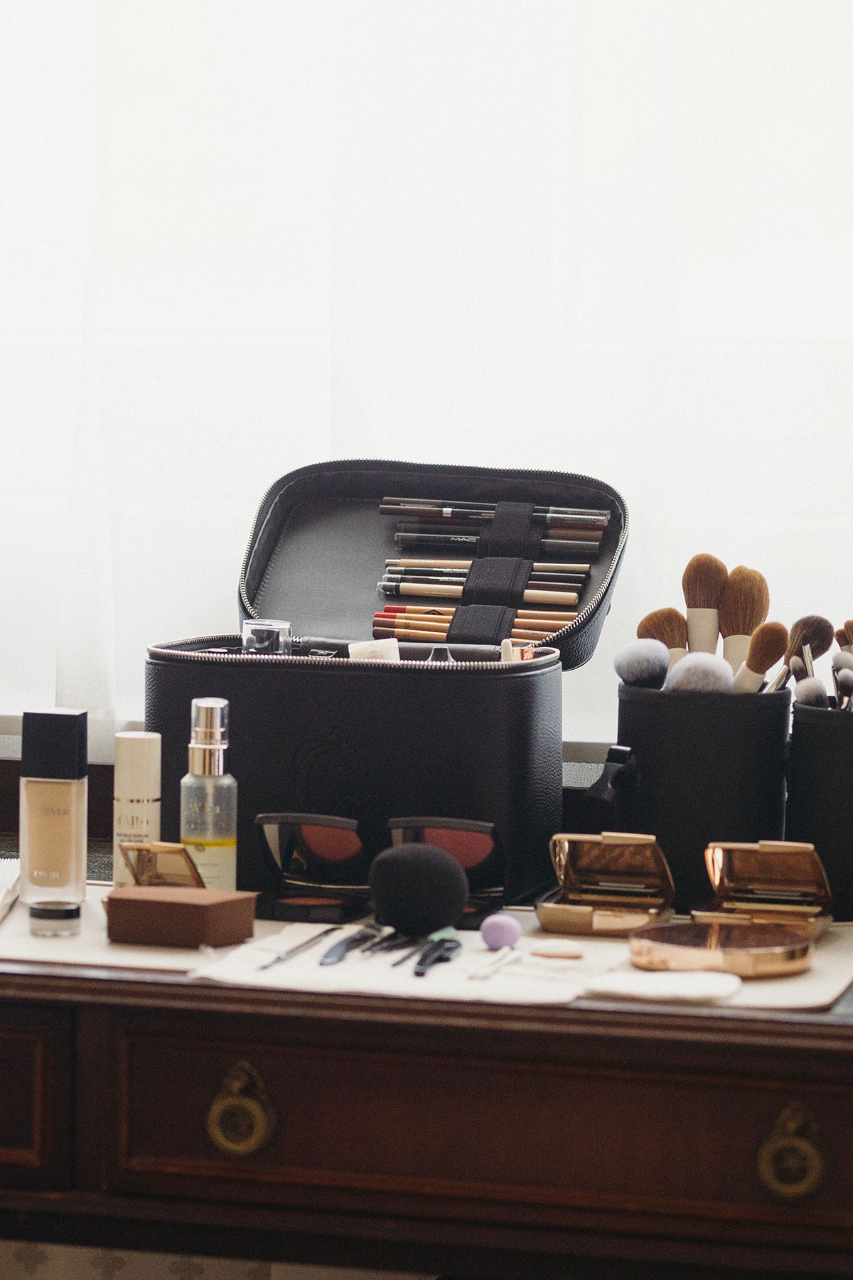 Sorgfältig vorbereitete Make-up-Produkte und Tools vor dem Brautstyling – professionelle Vorbereitung mit Ruhe und Struktur.