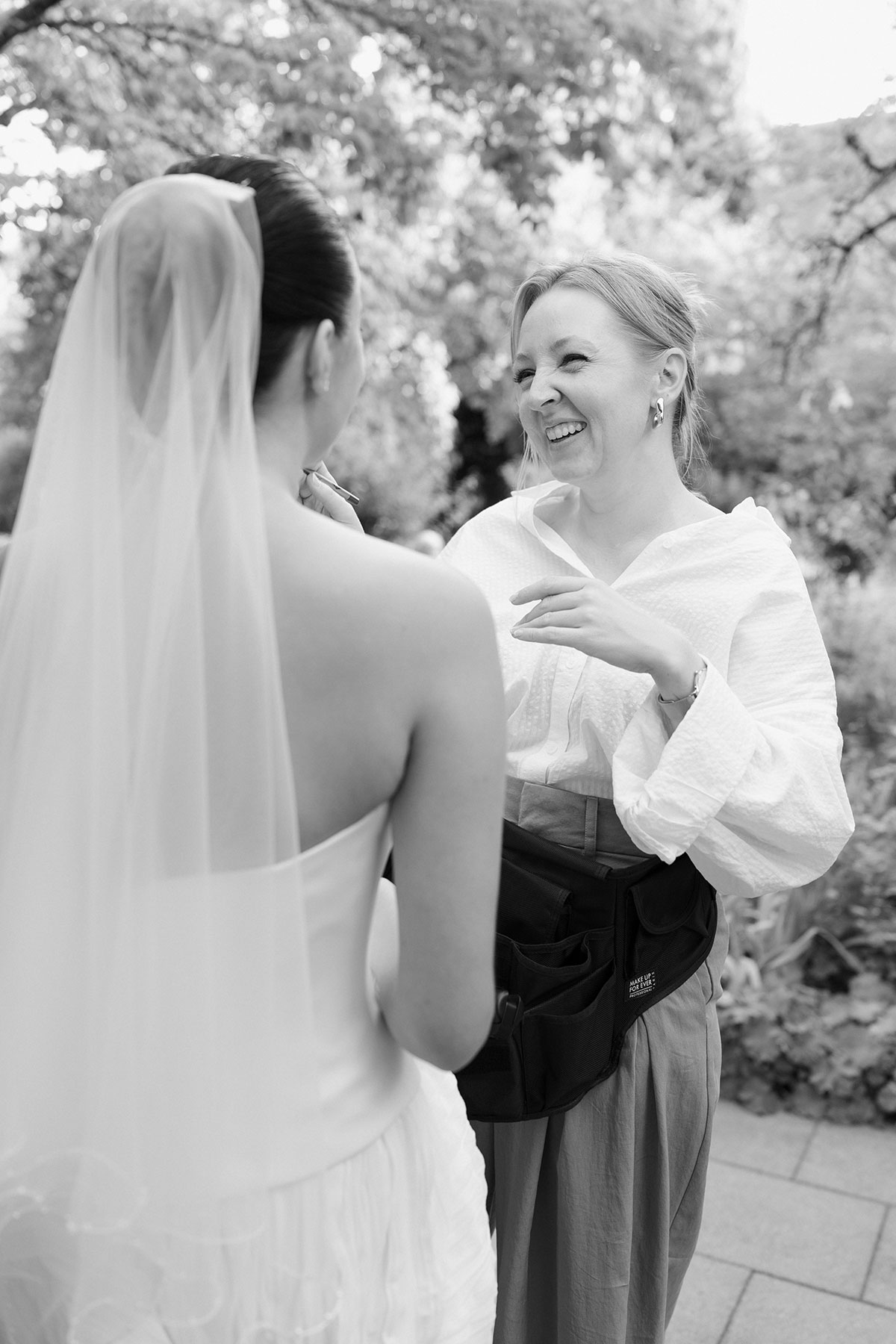 Persönlicher Schwarzweiß-Moment während des Getting Ready – aufmerksame Begleitung der Braut bei den letzten Vorbereitungen.