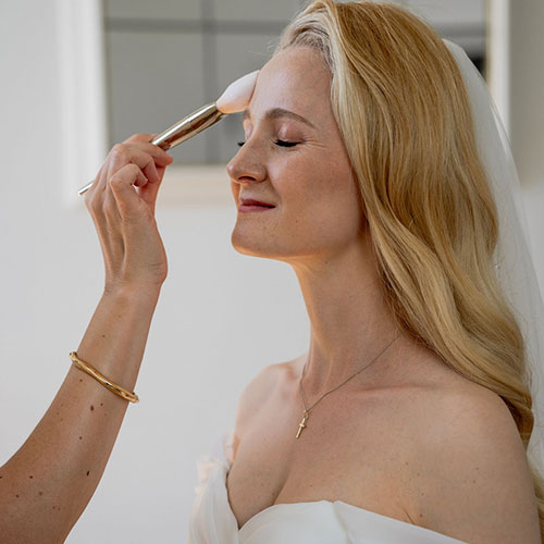 Braut Celine während des Stylings – natürliches Braut Make-up und Hair-Styling, individuell auf ihren Hochzeitslook abgestimmt.