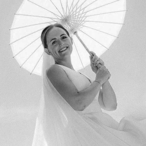 Braut Monika am Hochzeitstag – langanhaltendes Braut Make-up und Hair-Styling für einen natürlichen, sicheren Look bis spät in die Nacht.