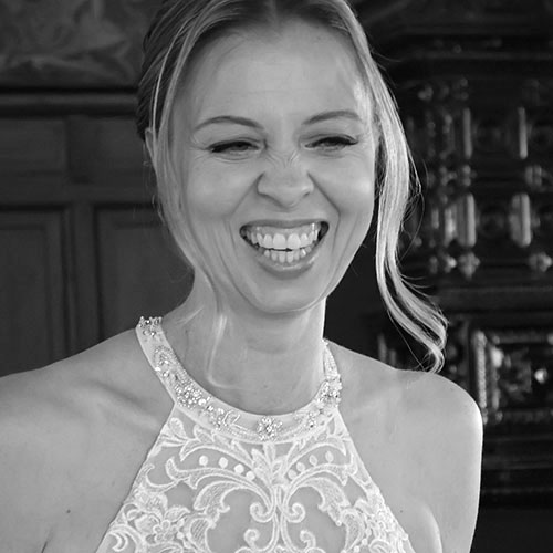 Strahlende Braut Stefanie nach dem Styling – natürlich-elegantes Braut Make-up und Hair-Styling, das ihre Persönlichkeit sichtbar lässt.