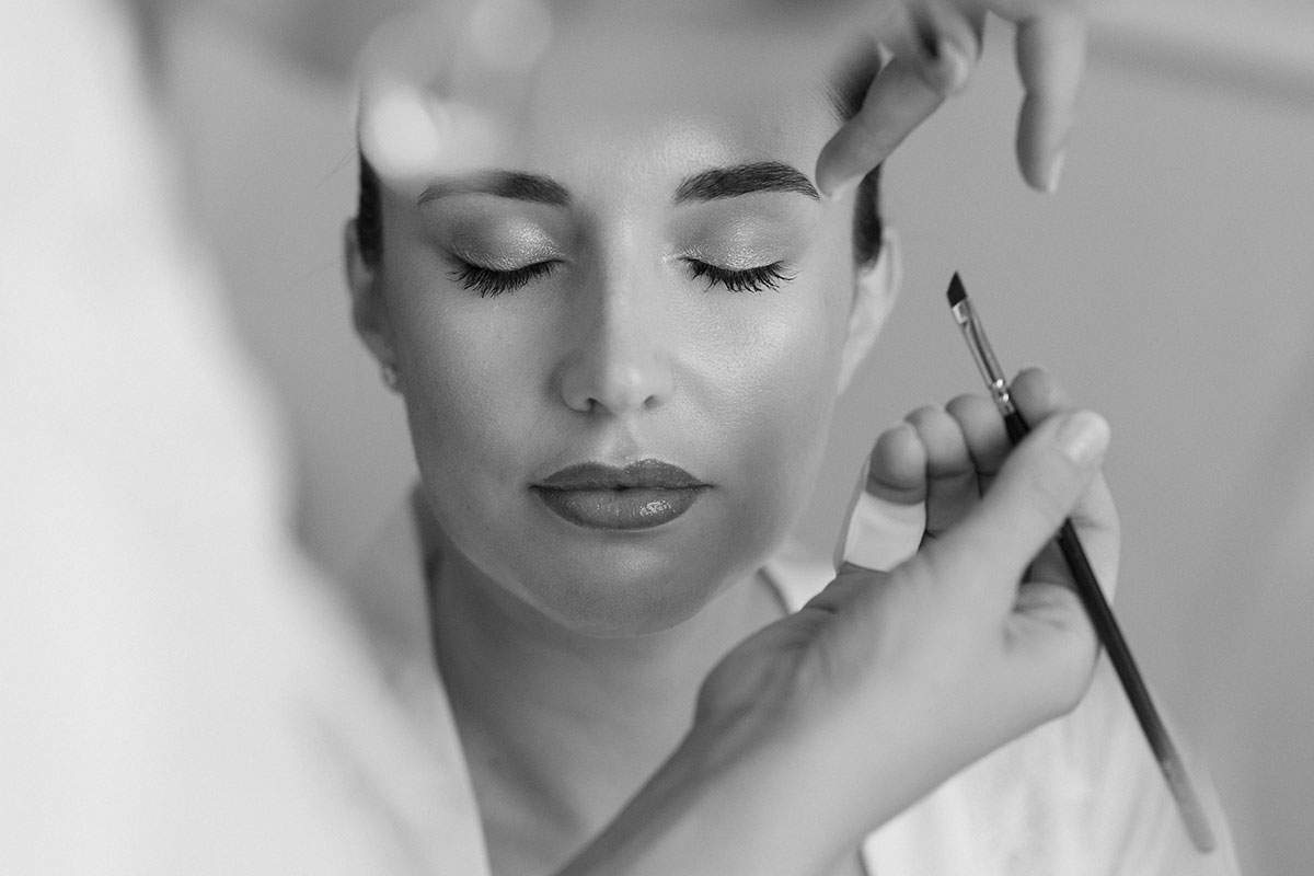 Close-up of a gentle bridal makeup application – lightweight, precise and created for a natural second-skin finish.