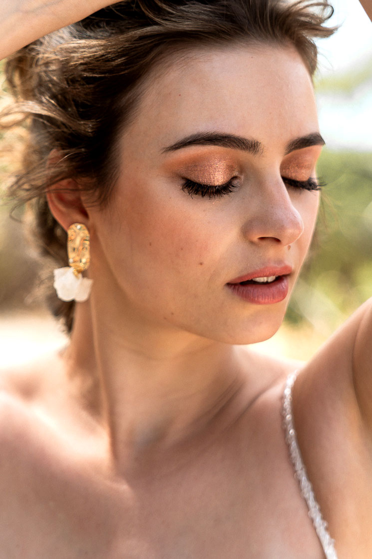 Braut mit Soft-Glam-Make-up, weich definierten Augen und natürlichem Teint