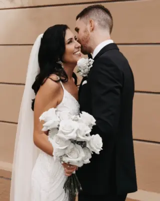 Ein Brautlook ist für mich nie nur Make-up und Haare.  Er ist Teil eines Moments, in dem sich eine Frau sicher und ganz bei sich selbst fühlen darf.  Liebe Sandra, danke für dein Vertrauen, deine Herzlichkeit und diese wundervolle Rückmeldung.  „Ich hab mich wirklich sehr wohl gefühlt.“  Mehr kann ein Brautlook für mich kaum erreichen.  It’s Time To Feel Iconic.  —  To me, a bridal look is never just makeup and hair.  It becomes part of a moment in which a woman gets to feel beautiful, confident and completely herself.  Dear Sandra, thank you for your trust, your warmth and these beautiful words.  “I truly felt so comfortable.”  To me, there is hardly a greater compliment.  It’s Time To Feel Iconic.  PHOTO CREDITS
@ulla__schreiber  #BrautstylingAugsburg #BrautstylingMünchen #BridalBeauty #SecondSkinMakeup #TanjaNaumannBeauty